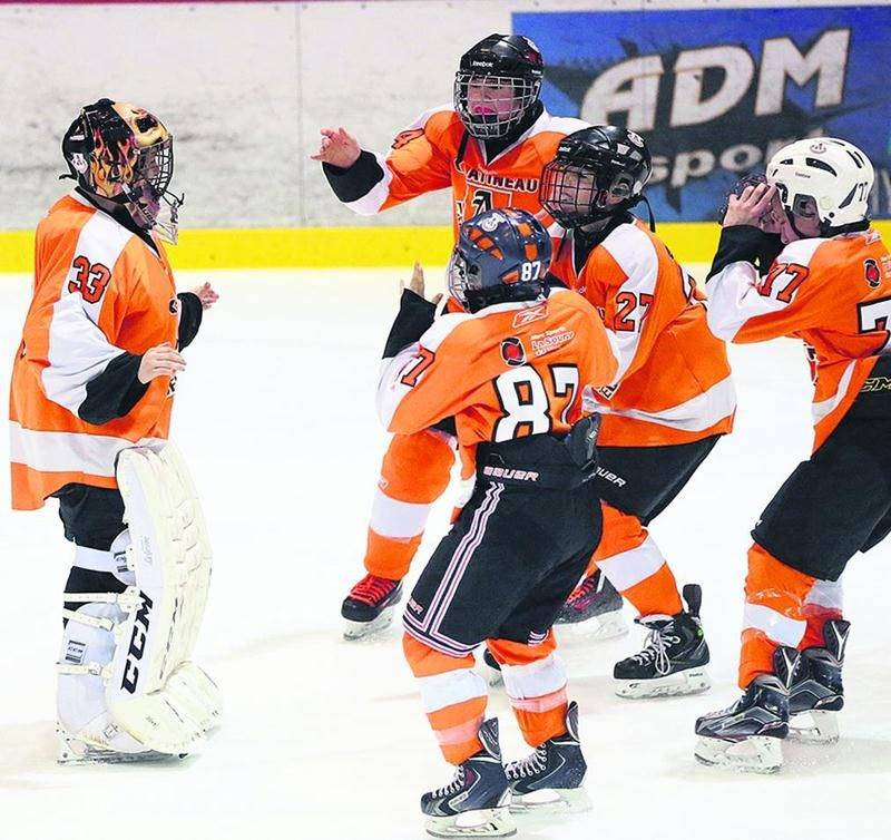 Les célébrations d’une victoire en finale du Tournoi pee-wee Saint-Hyacinthe sont toujours remplies d’excitation et de joie comme c’était le cas chez les Ambassadeurs de Gatineau après leur conquête en classe BB. Photo Robert Gosselin | Le Courrier ©