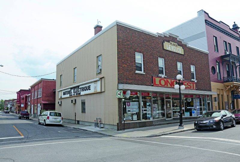 Le magasin Longtest est inclus dans la transaction effectuée par la Ville. Selon les plans actuels, l’immeuble serait toutefois conservé. Photo Robert Gosselin | Le Courrier ©