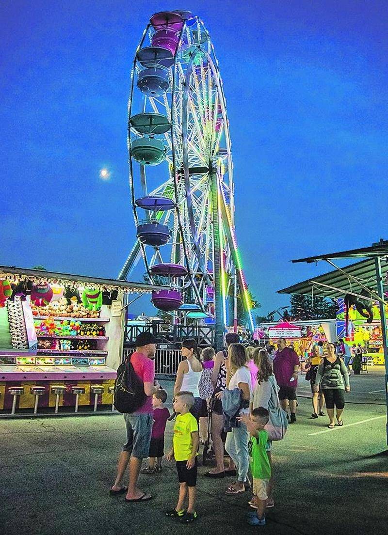 La plus belle vue de Saint-Hyacinthe, c’est au sommet de la grande roue qu’on peut l’admirer. Pour les amateurs de sensations fortes, les manèges Booster et 1001 nuits sauront vous garder en haleine. Photo François Larivière | Le Courrier ©