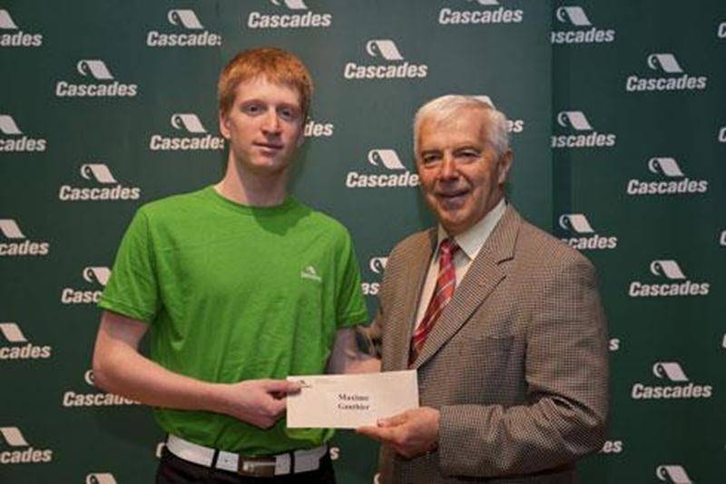 Le Maskoutain Maxime Gauthier a été l'un des 16 récipiendaires d'une bourse d'excellence lors de la huitième édition du Programme des bourses Cascades au sein de la Fondation de l'athlète d'excellence du Québec, le mardi 8 mai, à Montréal. Le patineur de vitesse courte piste a reçu un chèque de 4 000 $ des mains d'Alain Lemaire, président de Cascades. Maxime a été triple médaillé d'or aux Jeux du Canada en 2011, en plus de remporter le bronze aux troisièmes essais nationaux, plus tôt cette année