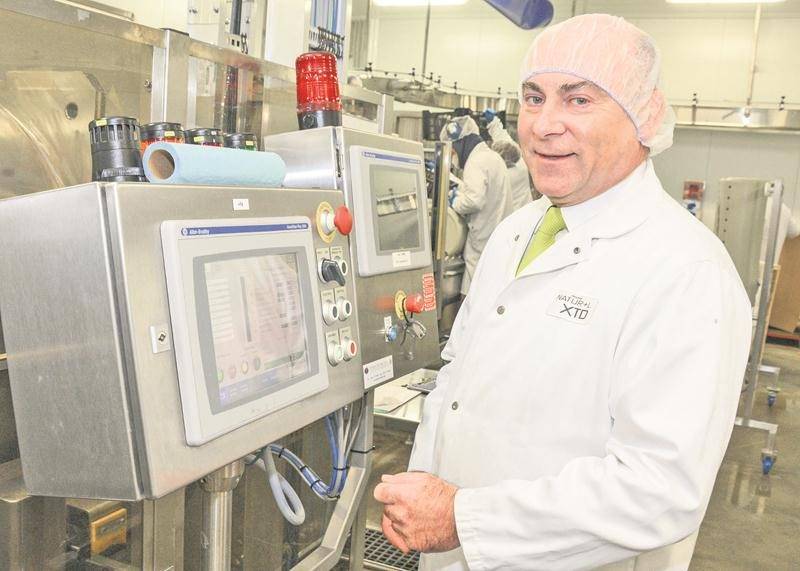 Stéphane Carrier, président de Natur+L XTD, à côté de l’équipement permettant de prolonger la date de péremption d’aliments frais. Photo François Larivière | Le Courrier ©