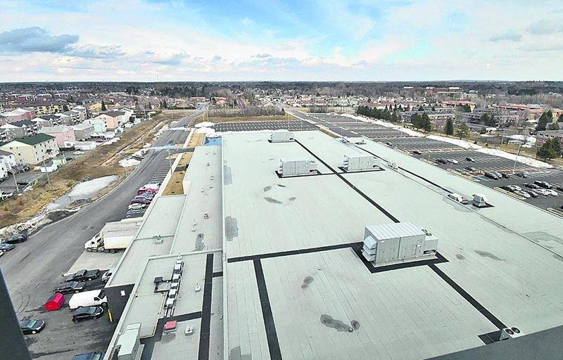 Vue impressionnante du dernier étage de l’établissement hôtelier. Au premier plan, le toit du centre de foires Centrexpo Cogeco. Photo François Larivière | Le Courrier ©