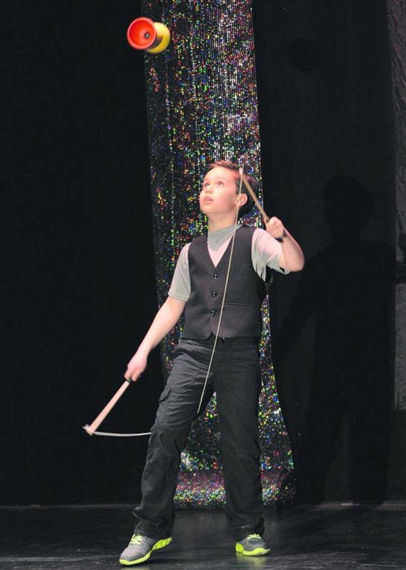 Les moments forts de la grande finale de la quatrième édition de Primaire en spectacles à Saint-Hyacinthe. 1 Les grandes gagnantes représentant l’école Saint-André; 2 Une belle deuxième place pour ce parfait duo de Saint-Pie en compagnie des membres du jury; 3 La troupe de Roxton Falls ne s’est pas laissé intimider en troisième place; 4 Direction Granby pour Audrey-Anne Germain de Sainte-Madeleine; 5 Victoria Laberge et Élyanne Leclerc ont conquis le coeur du public; 6 Les animateurs