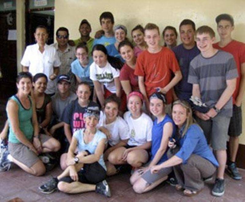 Seize élèves du Collège Antoine-Girouard, accompagnés de deux enseignantes, ont participé en mars, à un voyage d’aide humanitaire au Nicaragua d'une durée de 12 jours. Après plus d’une année de préparation, de formation et d’activités de financement, le groupe s’est dirigé vers la ville de Granada pour y séjourner dans des familles. Les jeunes ont pu y vivre pleinement leur expérience d’immersion dans cette nouvelle culture. Durant leur séjour, les participants sont venus en aide à la communauté