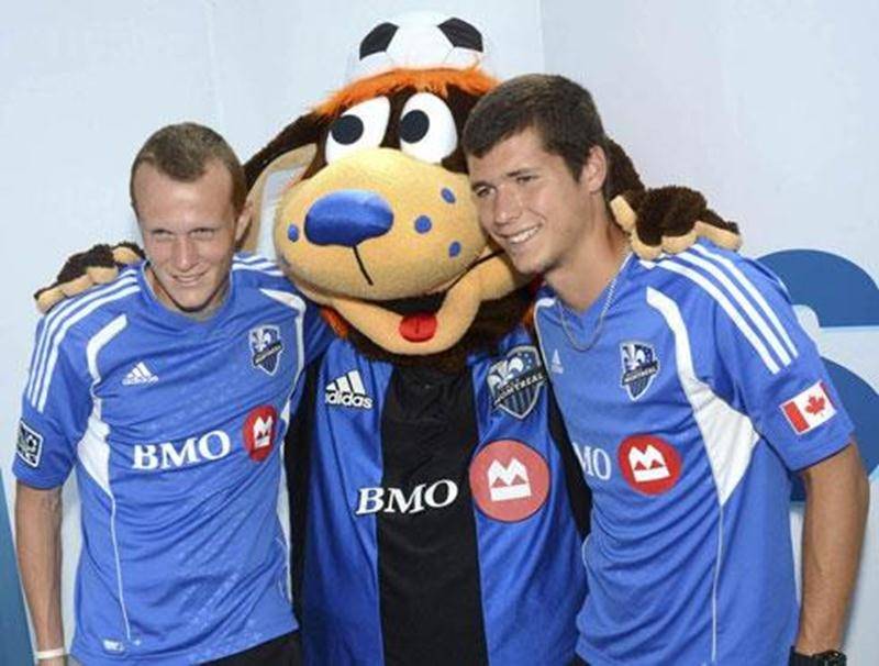 Deux joueurs de l'Impact de Montréal, le milieu de terrain Wandrille Lefèvre (à gauche) et le défenseur Karl W. Ouimette (à droite), se sont arrêtés à l'Expo de Saint-Hyacinthe le temps de signer quelques autographes aux partisans maskoutains du onze montréalais. Les joueurs de l'Impact seront de retour à Saint-Hyacinthe le 27 août à 19 h, cette fois pour y tenir une pratique publique sur l'un des terrains de soccer situés à la Polyvalente Hyacinthe-Delorme. L'accès sera gratuit pour tous.
