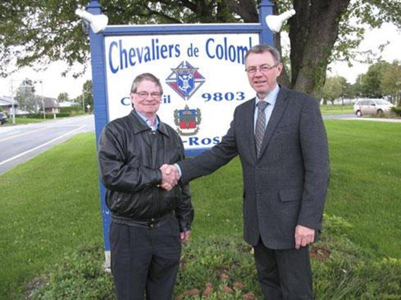Les Chevaliers de Colomb du conseil 9803 de Sainte-Rosalie invitent la population à participer à la deuxième Grande soirée Casino Royal qui aura lieu à la salle Rosalie-Papineau le samedi 15 octobre à compter de 19 h 30. Tous les bénéfices amassés lors de cette soirée seront remis aux oeuvres jeunesse du conseil. Animée par une équipe de professionnels, le divertissement sera à l’honneur avec 24 tables de jeu disponibles. Amuse-gueule et grignotines seront servis en plus d’un buffet de fin de so