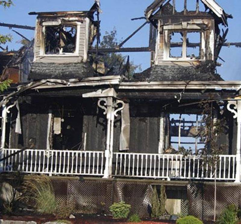 Un violent incendie a ravagé une maison du rang de l'Église sud à Saint-Marcel-de-Richelieu en fin d'après-midi dimanche. Une trentaine de pompiers de Saint-Marcel, Louis-Aimé-Massue et Saint-Guillaume ont été appelés à intervenir. Il aura fallu plus de trois heures afin d'éteindre complètement le feu et les petits foyers restant après la maîtrise de l'incendie. Une famille de quatre personnes se retrouve à la rue et a été prise en charge par la Croix-Rouge. Ils n'étaient pas sur les lieux lorsq
