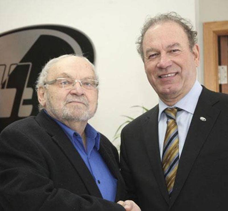 Sous la présidence d'honneur de Guy Duhaime, président du Groupe Financier Multi Courtage, le 17<sup>e</sup> encan d'oeuvres d'art de la Fondation de la Maison Le Baluchon a permis d'amasser la somme de 64 000 $, soit 4 000 $ de plus que l'objectif initial. En son nom personnel et au nom des conseillers affiliés de son cabinet, M. Duhaime a d'ailleurs spontanément accepté de renouveler son mandat pour la prochaine édition qui se déroulera au printemps 2014. Sur la photo, on reconnaît Claude Rain