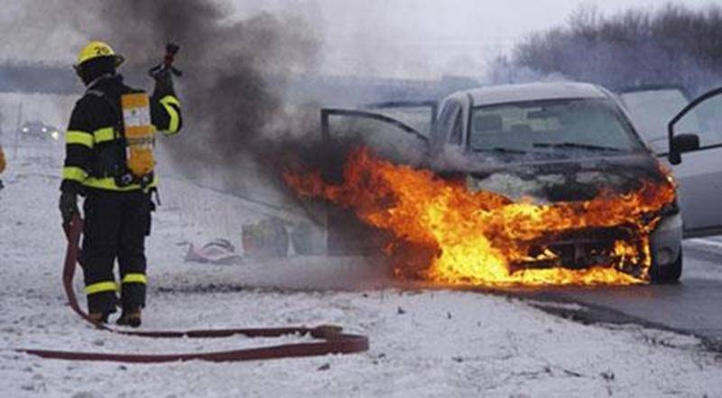 Une automobile s'est enflammée samedi matin, peu avant 8 h, sur l'autoroute 20 à la hauteur de Sainte-Madeleine. L'incendie a débuté dans le bloc moteur. La cause exacte n'a pas été déterminée, mais il ne s'agirait pas d'un problème d'origine électrique, selon Étienne Chassé, directeur du Service de sécurité incendie de Sainte-Madeleine. La conductrice, qui venait tout juste de gagner l'autoroute, s'est immobilisée lorsque de la fumée est entrée dans l'habitacle. Les pompiers de Sainte-Madeleine