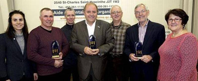 La Moisson Maskoutaine a remis des prix reconnaissance lors de son assemblée générale annuelle le mercredi 16 avril. Les récipiendaires sont Michel Bousquet, agriculteur jardinier, partenaire alimentaire; Le Courrier de Saint-Hyacinthe, partenaire financier, Luc Desrosiers, représentant publicitaire; et Claude Bernier, bénévole fondateur de La Moisson Maskoutaine. Ils étaient accompagnés de Joëlle Desjardins, Pierre Provost et Michel Bonin, administrateurs et Claudine Gauvin, directrice générale