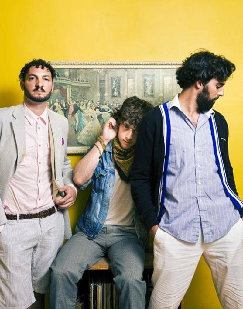 Jeunes et moins jeunes sont invités à partager un moment de bonheur avec le groupe de la Nouvelle-Écosse, Radio-Radio, qui fait l’unanimité partout où il passe. Ainsi, ce mardi 12 juillet, dans le cadre des Beaux Mardis de Casimir, dès 19 h 30, place aux rythmes hip-hop, pop, électros et humoristiques du groupe qui chante avec un accent si chaleureux et réjouit les gens avec son deuxième album, <em>Belmundo Regal</em>.