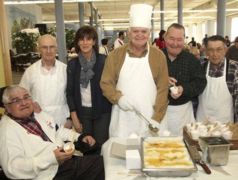 La traditionnelle partie de sucre à l'Hôtel-Dieu de Saint-Hyacinthe, gracieuseté de l'Association des Chevaliers bénévoles, a eu lieu les 7 et 8 mars. L'activité s'est déroulée en collaboration avec le service animation loisirs et le service nutrition. Merci à tous les bénévoles, membres du personnel, membres de la famille et résidents. Sur la photo, de gauche à droite, Sir Chevalier Jean-Denis Poirier, résident; Damien Létourneau, Chevalier bénévole; Guylaine Moore, directrice générale de l'Ass