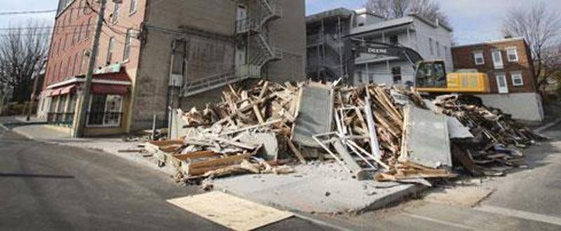 Incendié en février dernier, l'immeuble à logements abritant le terminus d'autobus régional de Saint-Hyacinthe a été rasé au cours des derniers jours. Le terrain situé à l'angle des rues Calixa-Lavallée et Duclos au centre-ville sera vraisemblablement réaménagé en espace de stationnement.