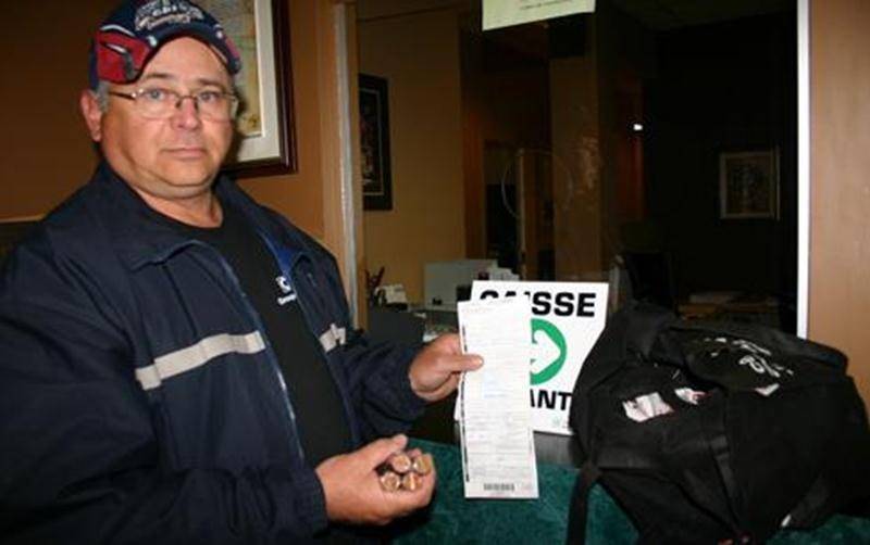 Un résident de Saint-Hyacinthe a tenté en vain de payer une infraction de 146 $ en déposant des rouleaux de cennes noires à l'Hôtel de Ville, lundi. Pierre Morissette, un nouveau résident, voulait ainsi faire connaître son insatisfaction face à l'amende qui lui a été imposée pour avoir annoncé sa vente-débarras à l'extérieur des limites de son terrain lors du récent Parcours des trouvailles. La Ville a refusé son argent en se référant à la Loi fédérale sur la monnaie qui permet entre autres à un