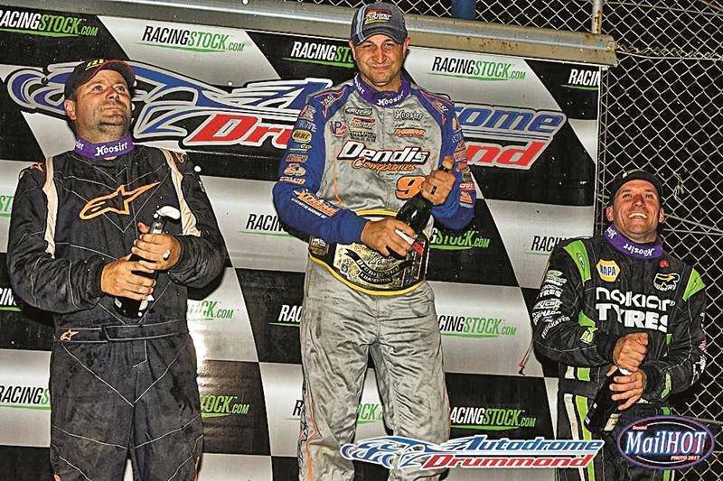Pour la première fois, deux Québécois montaient sur le podium des 100 tours de la course des gros blocks à l’Autodrome Drummond. De gauche à droite, le Maskoutain Steve Bernier (2e), le New-Yorkais Matt Sheppard (1er) et le Granbyen Steve Bernard (3e). Photo Courtoisie Autodrome Drummond / Photo Daniel Mailhot