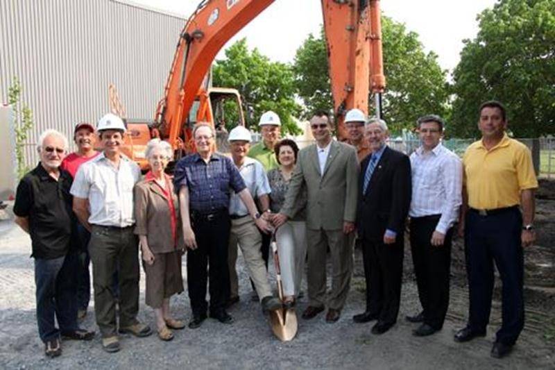Première pelletée de terre pour l'agrandissement et la rénovation de la bâtisse de l'organisme La Moisson Maskoutaine. Pour amasser des fonds, une campagne de financement a été lancée sous la présidence d'honneur de l'homme d'affaires maskoutain, Guy Jodoin. À ce jour, un demi-million de dollars a été amassé pour un objectif de 750 000 $. On voit sur la photo les membres du conseil d'administration de La Moisson Maskoutaine et les personnes impliquées dans le projet.