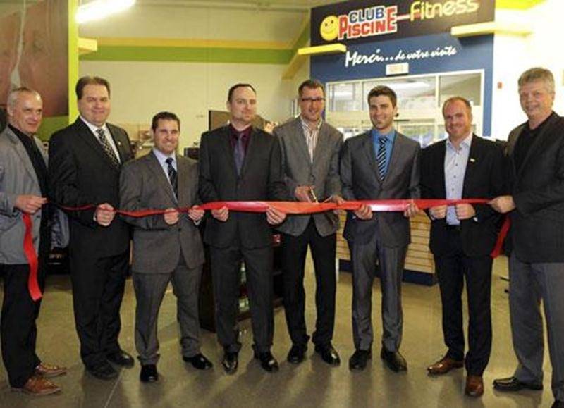 Les copropriétaires du magasin Club Piscine de Saint-Hyacinthe ont procédé dernièrement à l'inauguration de leur commerce fraîchement construit en bordure de l'autoroute 20. L'achat du terrain et la construction représentent un investissement de 5 M$. Ce nouveau départ du distributeur de produits pour piscines, spas et d'équipements de remise en forme a permis l'embauche de 15 personnes. Comparativement à son ancien emplacement sur le boulevard Laurier Ouest, Club Piscine double sa superficie de
