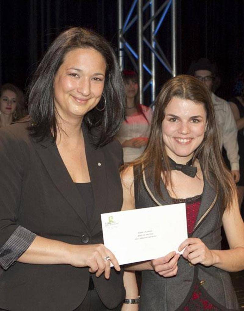 C'est le 17 mars que s'est tenue la Finale régionale Centre-Est du concours des arts de la scène Cégeps en spectacle au Collège Shawinigan. Lors de cette soirée, Amélie Di Foster, originaire de La Baie, au Saguenay, et étudiante en Techniques d’éducation spécialisée au Cégep de Saint-Hyacinthe, a remporté les honneurs dans la catégorie Musique et chant – création. Le jury a souligné son audace, son humour ainsi que son sens du spectacle et l'originalité de ses textes. Sa prestation lui a valu, e