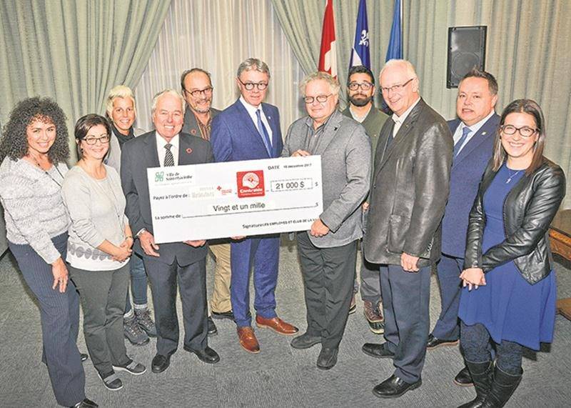 Les sommes amassées ont été remises à Daniel Laplante et Pierre Piché, respectivement directeur général et président de Centraide Richelieu-Yamaska, ainsi qu’à Michel Lagüe, président de la Croix-Rouge pour la section Les Maskoutains, en présence du maire Claude Corbeil et de plusieurs ambassadeurs de cette campagne.