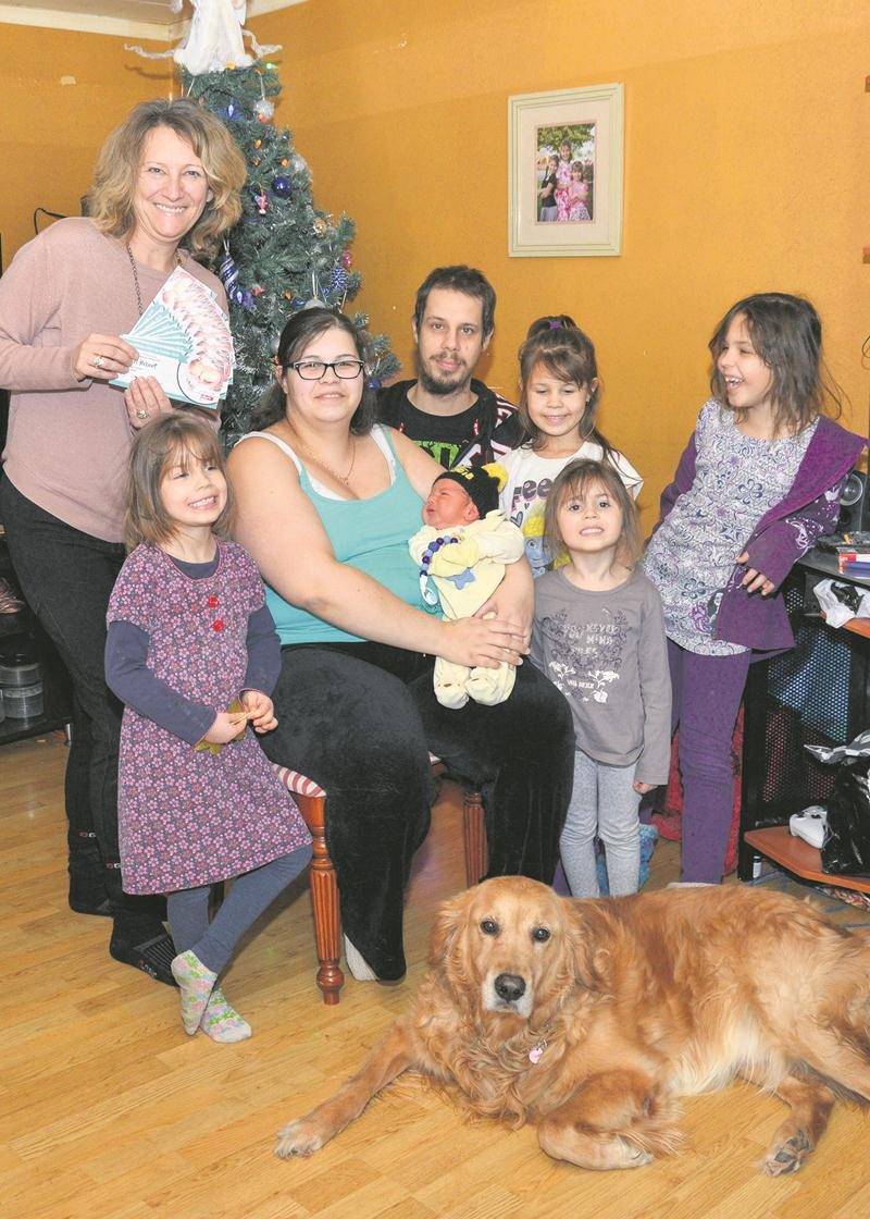 Les parents du petit Myckaël et leurs filles Mary-Krystelle, 7 ans, Krystina, 6 ans, Héléna, 5 ans, et Jasmyne, 3 ans, ont accueilli avec enthousiasme un nouveau venu dans la famille ce 1er janvier. Représentante publicitaire au COURRIER, Manon Brasseur leur a remis des chèques-cadeaux pour souligner l’événement. Photo François Larivière | Le Courrier ©
