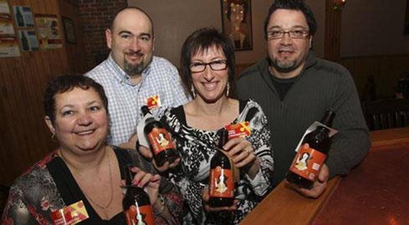 La microbrasserie Le Bilboquet a décidé de donner un savoureux coup de pouce à l'organisme APAJ - Aide Pédagogique aux Adultes et aux Jeunes de Saint-Hyacinthe, qui aide les personnes de 16 ans et plus qui ont de la difficulté à lire, à écrire et à calculer. Elle compte remettre tous les profits associés à la vente de sa nouvelle bière baptisée La Bienfaisante, une blonde à 5 % d'alcool. Cette bière qui fait du bien est déjà disponible à la microbrasserie de la rue des Cascades et dans certains