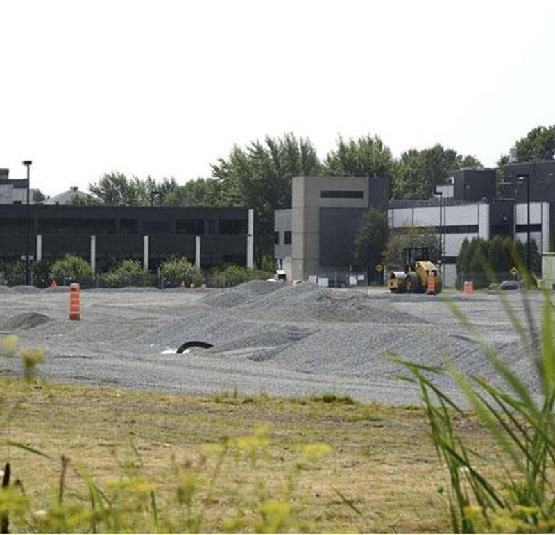 Les travaux d'aménagement du terrain synthétique de football au Cégep de Saint-Hyacinthe devraient se terminer d'ici le début septembre, indique Joëlle Jetté, chef de la division Relations publiques de la Ville de Saint-Hyacinthe. Rappelons que la Ville agit comme maître d'oeuvre du projet. Elle estime que l'état actuel du projet, dont les travaux ont débuté en mai, respecte l'échéancier initial. Or, en décembre, le directeur général de la Ville, Louis Bilodeau, avait avancé la date du 15 août c