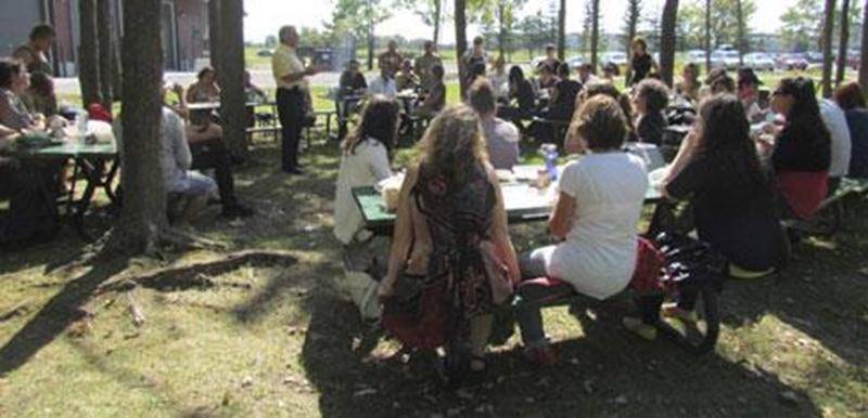 C’est le 13 septembre que se déroulait l’activité de la rentrée communautaire au parc Les Salines. En tout, une cinquantaine de personnes de différents organismes se sont rassemblées pour souligner la rentrée, mais aussi le quinzième anniversaire de la Corporation de développement communautaire des Maskoutains. La mission de la CDC est d'assurer la participation active du mouvement communautaire au développement socioéconomique de son milieu.