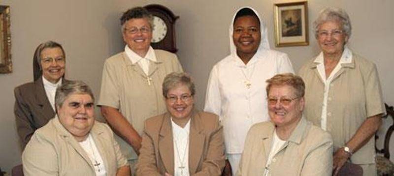 Les Soeurs de la Charité de Saint-Hyacinthe ont vécu leur chapitre général du 23 juillet au 2 août sous le thème « Va répandre ta tendresse au coeur du monde ». L'administration générale, pour les prochains six ans, est ainsi formée de, à l'avant de gauche à droite, Soeur Claudette Jacques, assistante générale; Soeur Diane Beaudoin, supérieure générale; et Soeur Jacqueline Péloquin, conseillère générale. À l'arrière, dans le même ordre, Soeur Monique Duhamel, économe générale; Soeur Marie-Paule
