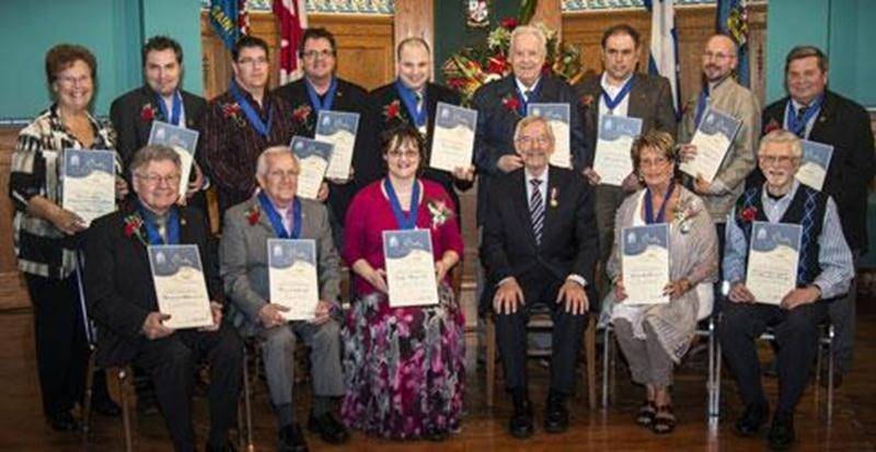 Dans le cadre de la Semaine de l’action bénévole, la Ville de Saint-Hyacinthe a tenu à souligner l’engagement bénévole exceptionnel de citoyens dans chacun de ses districts, d’un employé municipal ainsi que de deux organismes du milieu. Une réception a eu lieu le 19 avril à l’hôtel de ville afin d’y accueillir les récipiendaires. Sur la photo, à l'arrière : Lucille Ledoux, présidente de l’Association Jardin-communautaire; Alexandre Adam, du district Saint-Thomas-d’Aquin; Jean Brouillard, préposé