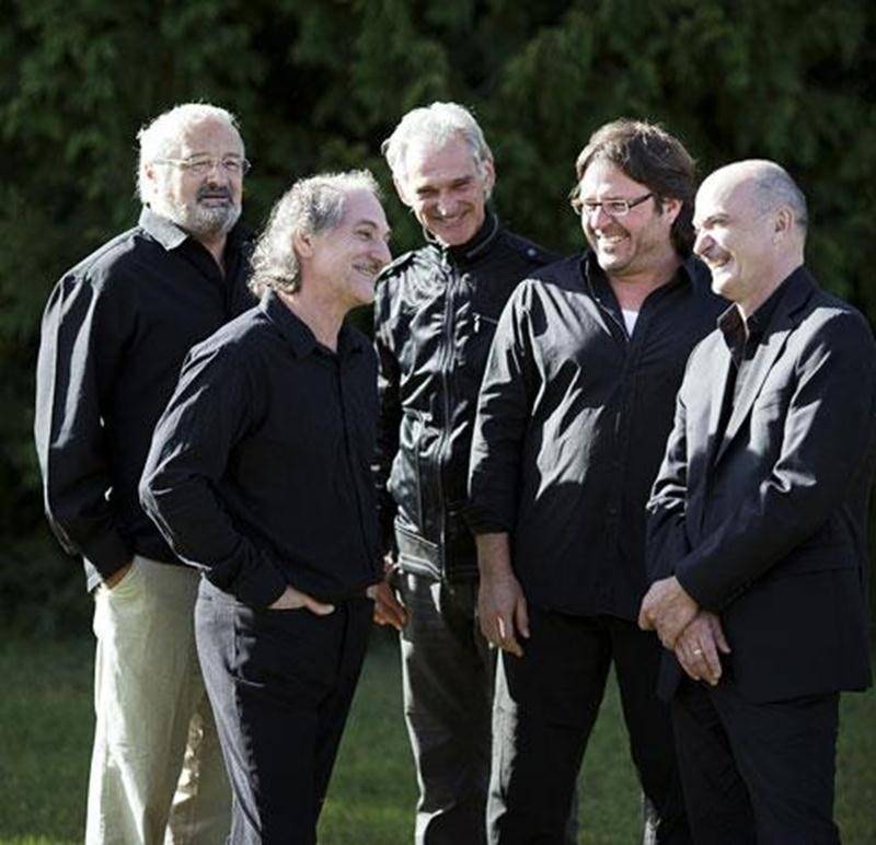 Le Centre des arts Juliette-Lassonde vous transporte dans l’ambiance du temps des fêtes avec Les Charbonniers de l’enfer. Le groupe de chanteurs a capella présente le spectacle « Nouvelles fréquentations » le samedi 17 décembre, dès 20 h 30, dans l’Espace RONA. En spectacle, Les Charbonniers de l’enfer mêlent adroitement anecdotes et chansons, rendant le public complice dès les premières pièces. On y reconnaît bien leur touche personnelle tant appréciée de tous. Les Charbonniers de l’enfer, c’es