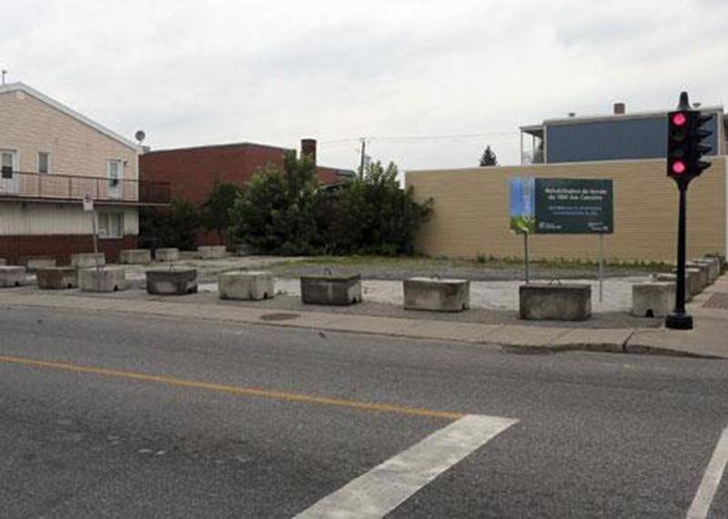 Le projet de réhabilitation environnementale du terrain vacant situé au 1090, rue Des Cascades vient d'être reporté à l'été 2014. La Ville a rejeté toutes les soumissions reçues puisqu'elles excédaient, et de loin, ses prévisions budgétaires pour les coûts de décontamination. Le plus bas soumissionnaire a proposé un contrat de 283 000 $ alors que les coûts de réhabilitation étaient évalués à 190 000 $ par EXP, la firme mandatée par la Ville pour l'estimé. Les deux autres soumissions se chiffraie