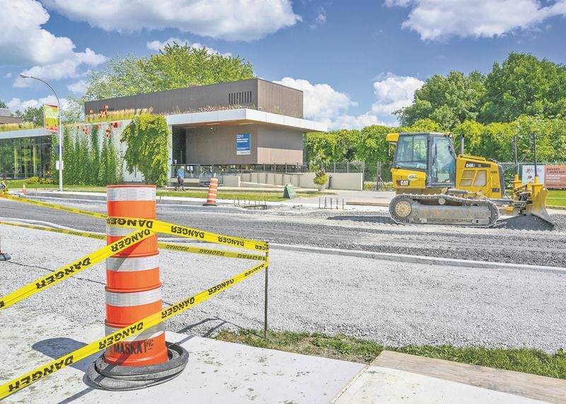 En plus des caprices de la météo, les visiteurs du Jardin Daniel A. Séguin doivent composer avec les travaux sur la rue Sicotte. Photo François Larivière - Le Courrier