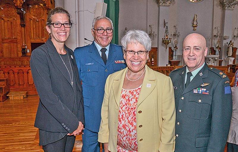 Les célébrations maskoutaines de Canada 150 sont entre autres le fruit de la collaboration de l’Orchestre philharmonique de Saint-Hyacinthe, représenté par Johanne Lefebvre, de l’escadron 953 Saint-Hyacinthe, représenté par le capitaine Guy Doiron, de la députée fédérale Brigitte Sansoucy et du 6e bataillon Royal 22e régiment, représenté par le major Tancrède Bérubé. Photo François Larivière | Le Courrier ©