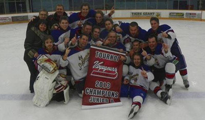 Le parcours des Mousquetaires de Saint-Hyacinthe junior A s'est fait sans embûche au tournoi de Cowansville et les Maskoutains ont mis la main sur le titre de champion du tournoi. Leurs efforts ont été récompensés dans une finale qui a nécessité la prolongation face aux Bulls de Bedford. Les Mousquetaires ont gagné cette partie 4 à 3 pour remporter la bannière de champions. Il s'agit de leur premier titre cette saison.