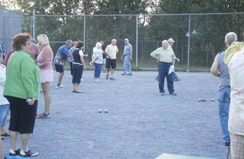 Les amateurs de pétanque sont invités à participer à un tournoi amical le jeudi 21 août à compter de 13 h, sur le terrain des Loisirs Notre-Dame (situé au 2860, rue Saint-Prosper). Les participants pourront s’inscrire sur place entre 11 h et midi au coût modique de 5 $. La moitié des revenus d’inscription sera remise en bourse. En cas de pluie, le tournoi sera reporté le jeudi suivant, le 28 août. Bienvenue aux débutants et apportez vos chaises. Vous passerez un moment agréable entre amis. Pour