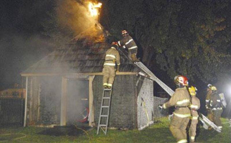 Un incendie a lourdement endommagé le charnier du cimetière de Saint-Hugues dans la nuit du 3 au 4 octobre. Une vingtaine de pompiers de Saint-Hugues ont combattu le brasier durant près de deux heures. Beaucoup de fumée s'échappait de la bâtisse à l'arrivée des sapeurs, les flammes ayant investi tout l'intérieur en plus de toucher durement le toit. Ce petit bâtiment servait davantage de remise, la mission première du charnier ayant été abandonnée au fil du temps. Un problème électrique serait en