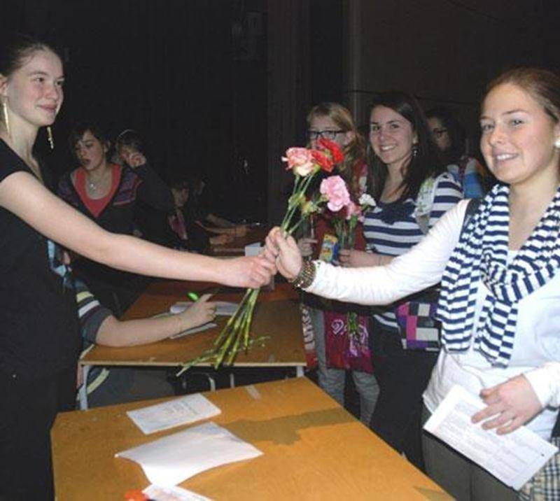 À l’occasion de la Saint-Valentin, un gigantesque échange de fleurs s’est déroulé entre six écoles secondaires de Saint-Hyacinthe. Sous la coordination du service de pastorale et d’engagement communautaire du Collège Saint-Maurice, 5 617 oeillets ont été livrés au Collège Antoine-Girouard, à l’École secondaire Saint-Joseph, à la polyvalente Hyacinthe-Delorme et aux écoles Fadette et Casavant par l'équipe Égalimonde du CSM. En plus du bonheur distribué, les profits générés par cette campagne serv