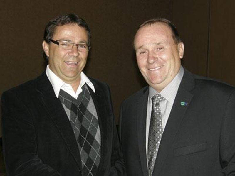 À la suite de l’assemblée générale de la Fédération de l’UPA de Saint-Hyacinthe, Réjean Bessette et Christian St-Jacques ont respectivement été élus membres du comité exécutif. Réjean Bessette (à droite sur la photo) a été réélu à titre de président pour un mandat de deux ans. Il occupe ce poste depuis octobre 2006. De son côté, Christian St-Jacques accède à la fonction de deuxième vice-président de la Fédération. Producteur porcin et de grandes cultures à Saint-Pie, M. St-Jacques est impliqué a