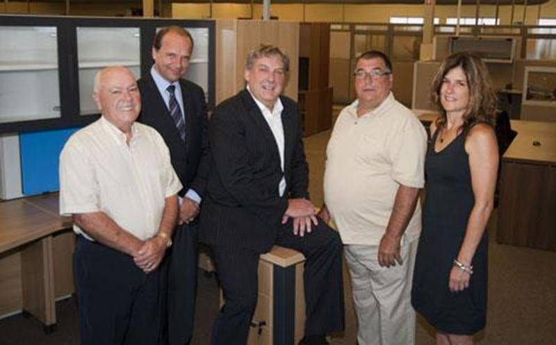 Trois mois après le rachat du Groupe Lacasse de Saint-Pie par des intérêts locaux, le CLD des Maskoutains a confirmé ce que nous écrivions déjà le 10 mai, soit qu'il contribue à la hauteur de 500 000 $ à la sauvegarde de l'entreprise et des 400 emplois directs qui s'y rattachent, par le biais d'un prêt du Fonds local d'investissement (FLI-FLS). Pour le CLD, il s'agit de la plus importante intervention financière de son histoire, un titre qui revenait auparavant à l'entreprise Spingola et Fils. L