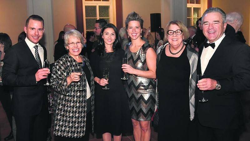 Sur la photo dans l’ordre habituel, Jonathan Robin, Brigitte Sansoucy, députée fédérale de Saint-Hyacinthe-Bagot; Chantal Soucy, députée provinciale de Saint-Hyacinthe; Nellie Robin, Francine Morin, préfet de la MRC des Maskoutains et Robert Robin. Photo François Larivière | Le Courrier ©