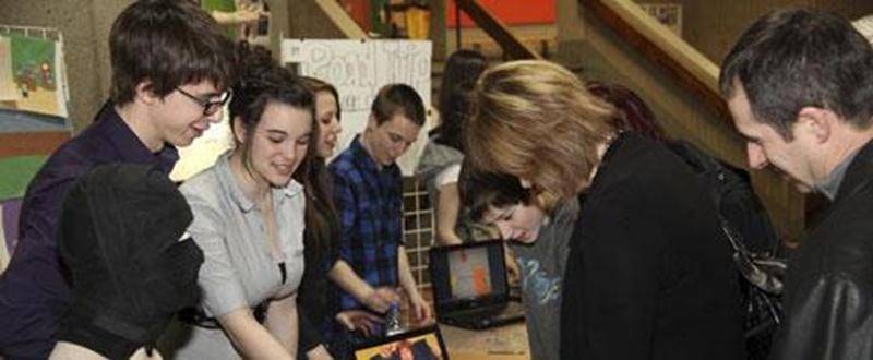 La polyvalente Hyacinthe-Delorme a tenu sa première Foire internationale le 14 mars. Lors de cet événement, différents projets réalisés par les élèves de la première à la cinquième secondaire dans le cadre du Programme d’éducation internationale ont été exposés. Tous les finissants du Programme présentaient pour leur part leur projet personnel, un travail de fin d'études dans lequel ils se sont investis depuis le début de l'année.