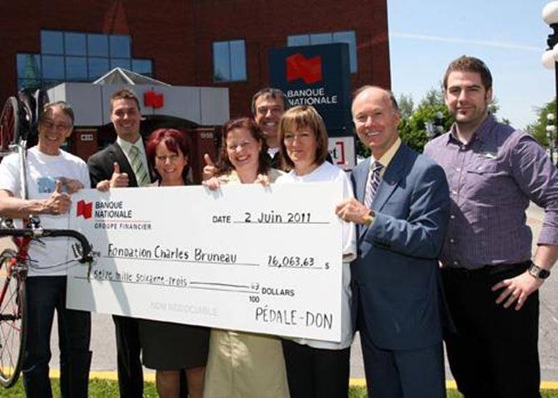 Le Groupe Financier Banque Nationale a recueilli un montant de 16 063, 63 $ lors du Pédale-don tenu le 2 juin au profit du Tour cycliste de la Fondation Charles-Bruneau. Les succursales de Saint-Hyacinthe, Acton Vale, Saint-Pie et le secteur agricole ont largement contribué à ce succès. De plus, la Financière Banque Nationale a activement participé en sollicitant ses clients, qui ont bien répondu à cette bonne cause. On reconnaît sur la photo Alain Robert, cycliste depuis déjà six ans; Sylvie Vi