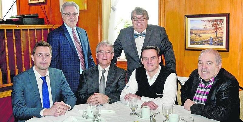 De gauche à droite : Jérôme Carrier, directeur général de Nissan Saint-Hyacinthe; Gérard Leblanc, publicitaire au Courrier; Pierre Comeau, de Duval Mercedes; Marc Bouchard, conférencier; Jean-François Lussier, de Lussier Chevrolet Buick GMC; et Michel Charbonneau, administrateur de la Chambre de commerce et propriétaire de la Bijouterie Burelle. Photo François Larivière | Le Courrier ©