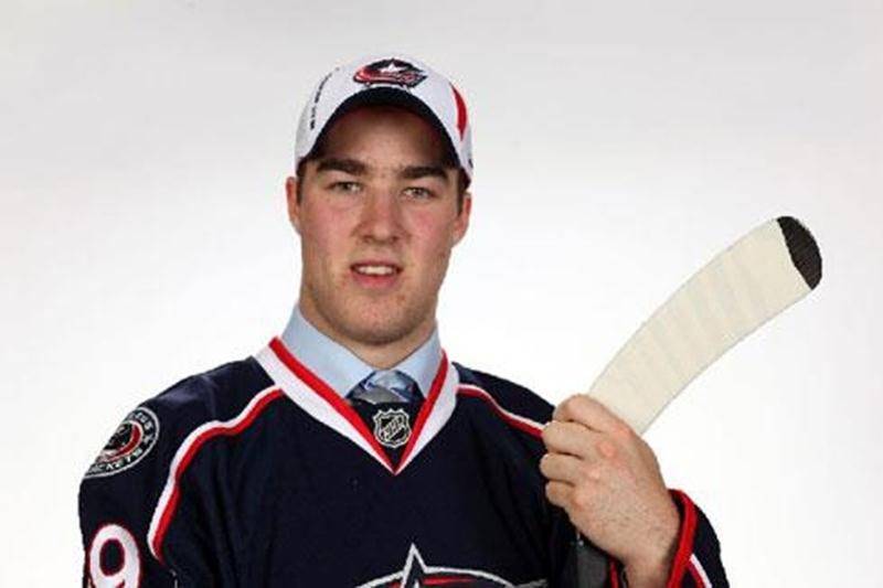 Le hockeyeur maskoutain David Savard a été rappelé par les Blue Jackets de Columbus, le 31 décembre, après un séjour de près de deux mois avec leur équipe-école, les Falcons de Springfield. Depuis son retour dans la LNH, le défenseur de 21 ans a récolté une mention d'aide et maintenu un différentiel de 0. Il a maintenant atteint le cap des 10 matchs joués dans la grande ligue, ayant pris part aux sept premiers matchs des Jackets, en octobre. En 23 rencontres à Springfield, Savard a amassé 11 poi