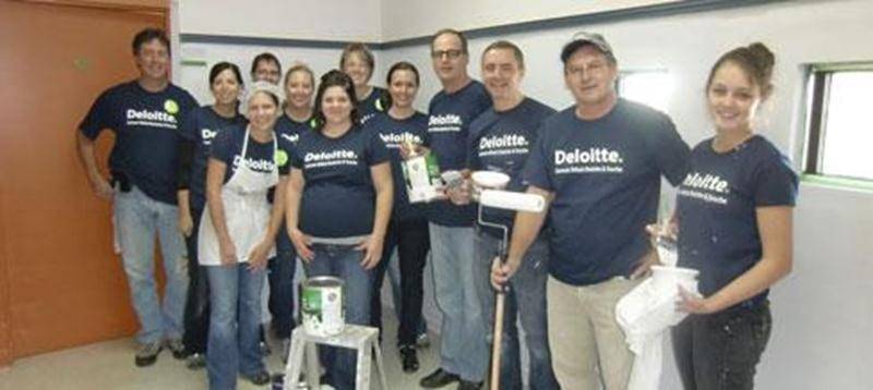 Le Centre de Bénévolat de Saint-Hyacinthe tient à remercier spécialement les onze employés de la compagnie Samson Bélair/Deloitte & Touche qui sont venus lui prêter main-forte le 28 septembre dans le cadre de la Journée Impact organisée annuellement par cette compagnie. À cette occasion, plusieurs personnes ont collaboré à la préparation et à la distribution des repas à l’Accueil Fraternel et à la Popote Roulante, tandis que d’autres ont fait valoir leurs talents dans la peinture des locaux de l