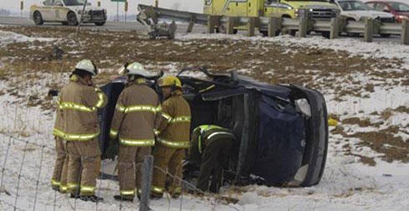 Les pompiers de Saint-Hyacinthe ont été appelés à venir en aide à une conductrice prise au piège dans son véhicule mardi en avant-midi. La conductrice a percuté le garde-fou de la sortie 130-S de l'autoroute 20 en direction est et le véhicule a terminé sa course un peu plus loin, entre la sortie et la rue Picard. Les pinces de désincarcération ont été nécessaires pour l'extirper de l'automobile. Elle a par la suite été transportée en ambulance à l'hôpital Honoré-Mercier. La sortie 130-S a été fe