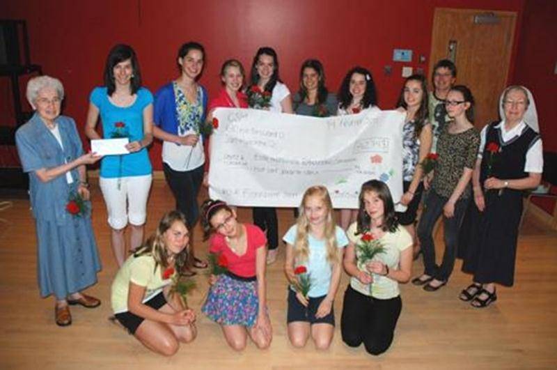 Les élèves de l'équipe de solidarité internationale du Collège Saint-Maurice, Solidarimonde, sont heureuses de remettre un montant de 863 $ aux sœurs de la Présentation de Marie pour soutenir des écoles primaires au Cameroun. Fruit de la vente de fleurs entre élèves et personnel du Collège et de trois autres écoles secondaires de Saint-Hyacinthe, ce montant permet quelque peu de rendre le monde meilleur en traversant les frontières locales... et internationales!