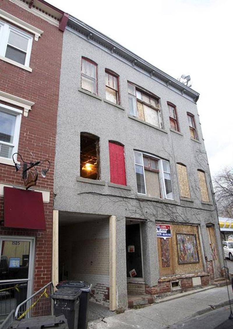 Un édifice délabré situé au 535, rue Mondor, au centre-ville de Saint-Hyacinthe, a été source d'inquiétude en début de semaine. Des employés du service des Travaux publics qui passaient par là ont remarqué que des briques s'étaient détachées du vieux bâtiment de trois étages. Ils ont aussitôt alerté les pompiers, qui ont fermé la rue Mondor entre Calixa-Lavallée et des Cascades et établi un périmètre de sécurité devant l'immeuble. Cet édifice qui a fait l'objet de rénovations de façon sporadique