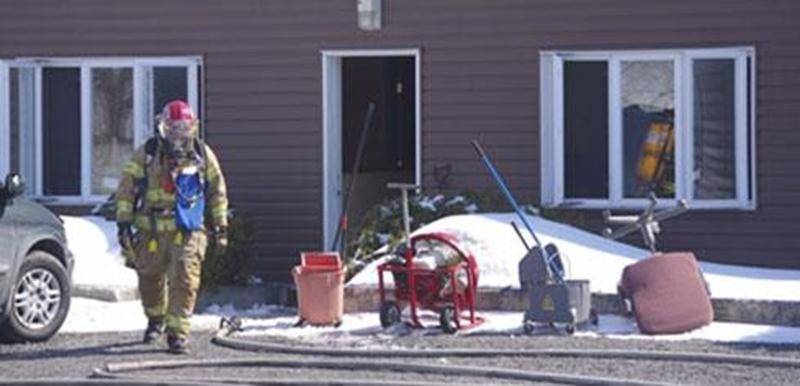 Un déversement d'une matière corrosive a forcé l'évacuation d'un bâtiment commercial du rang Saint-Amable à Saint-Barnabé-Sud, le lundi 31 mars en début d'après-midi. Une quinzaine de pompiers de Saint-Barnabé et Saint-Hugues ont été appelés sur place pour intervenir. Ils ont d'abord identifié la substance, du tétrachlorure de titane, et ont ensuite essuyé toutes traces de cette matière pour permettre la réintégration du bâtiment environ trois heures plus tard. Une personne aurait été légèrement