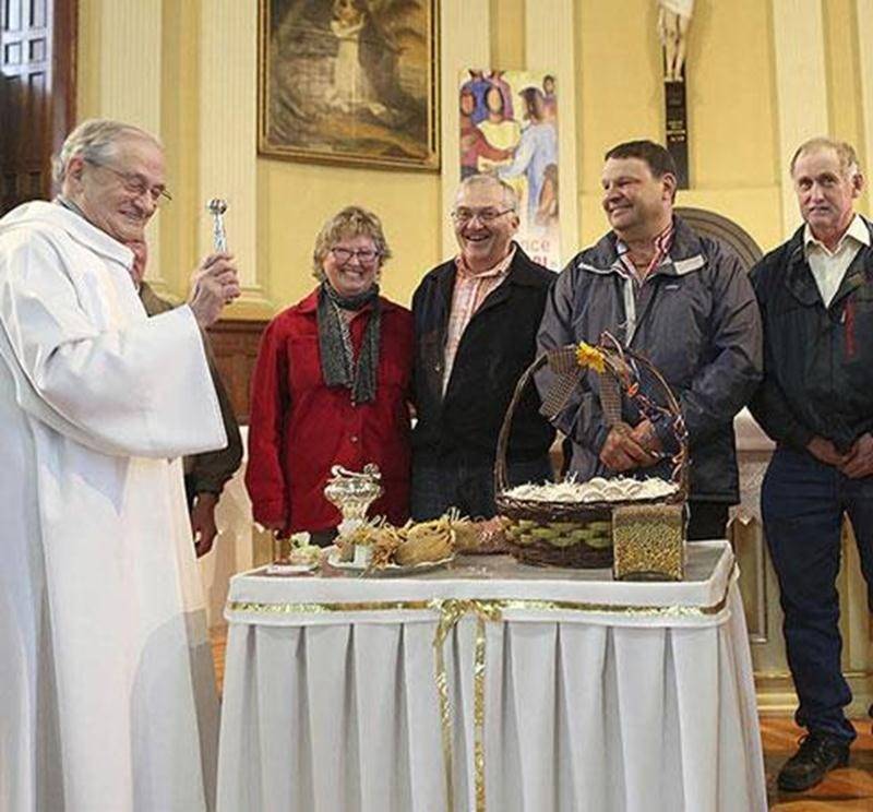 Dame nature a joué les trouble-fête à Sainte-Rosalie le 24 mai où devait se dérouler, à la Croix de chemin de la famille Grégoire, la traditionnelle Messe des Semailles. La Fabrique Sainte-Rosalie a fait contre mauvaise fortune bon coeur et transporté le tout dans le confort de l'église. Le prêtre modérateur Georges Benoit et les membres du comité de liturgie ont procédé quand même aux activités prévues, dont la bénédiction des semences. Espérons que ce ne sera pas le présage d'un été froid et h